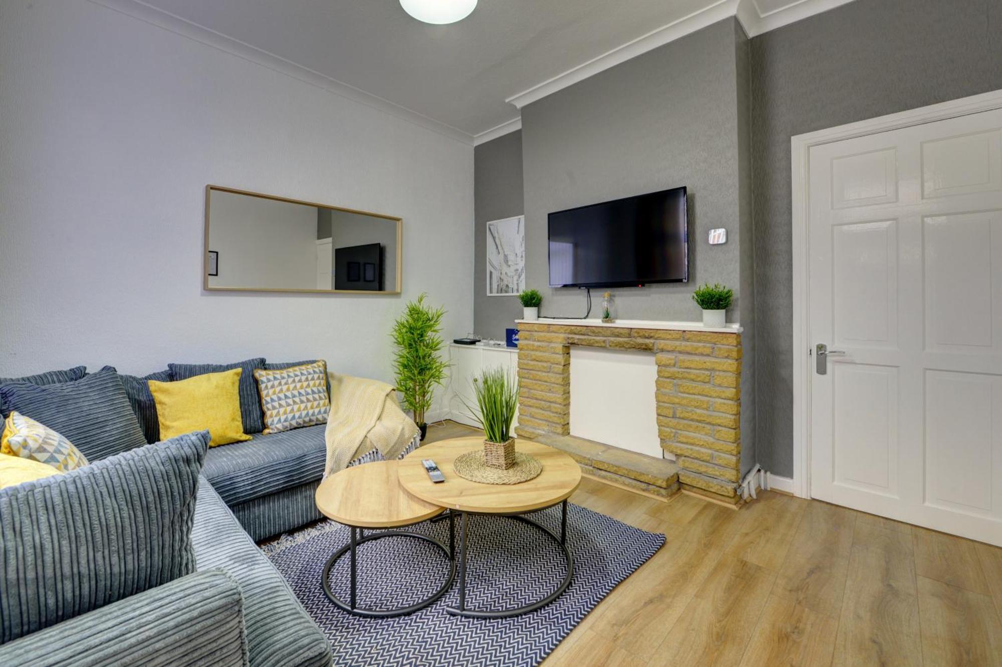 Holiday home Modern 2br Gem I Free Parking I Sleeps 5