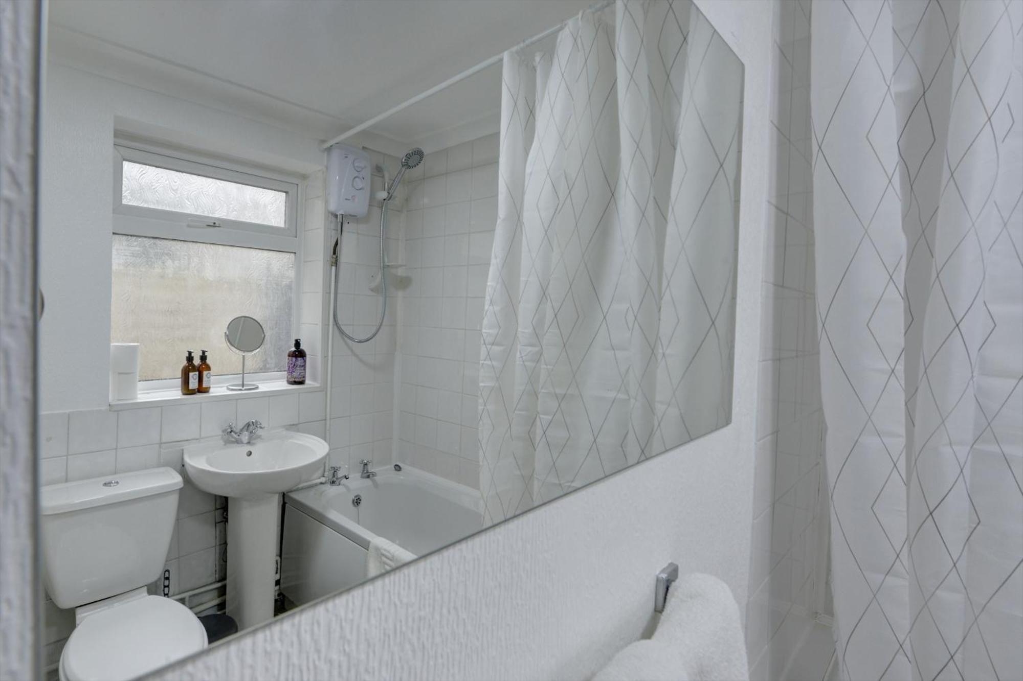 Modern 2br Gem I Free Parking I Sleeps 5 Holiday home